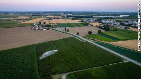 Sistem irigasi di ladang jagung di Castelnovo Bariano, Italia.