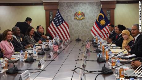 Ketua DPR AS Nancy Pelosi di Kuala Lumpur, Malaysia, selama pertemuan dengan politisi Malaysia pada 3 Agustus.