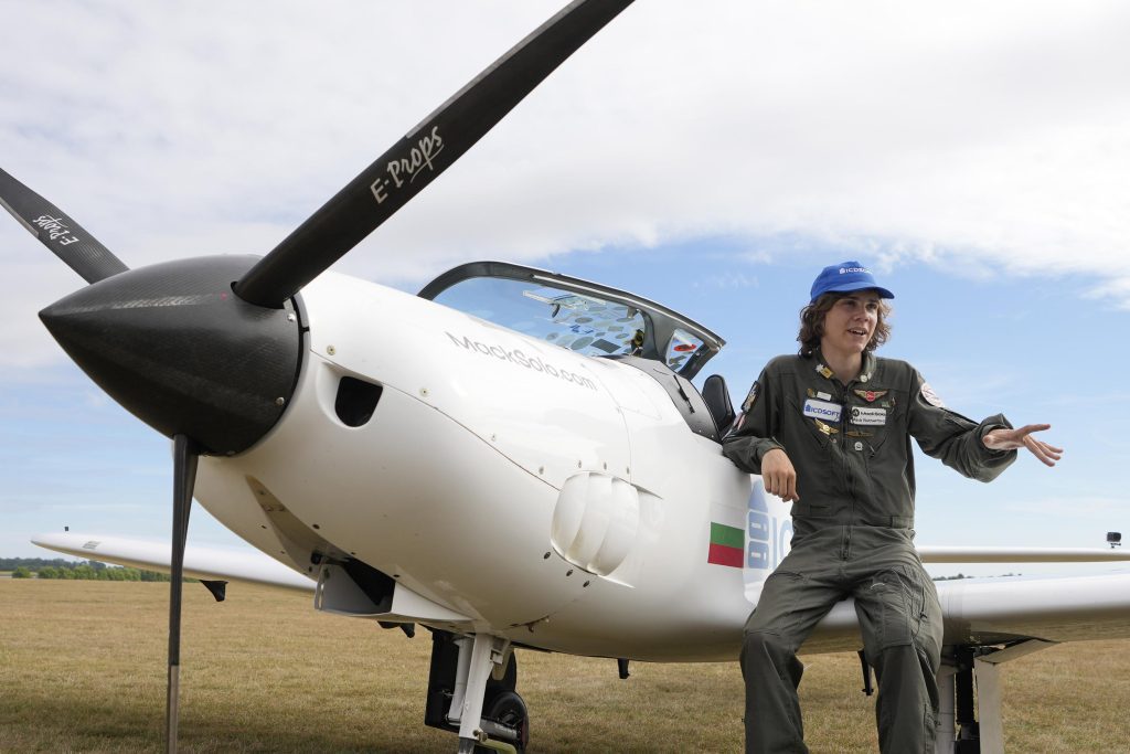 Pilot berusia 17 tahun memecahkan rekor dunia untuk penerbangan solo