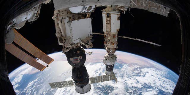 6 November 2021, file foto disediakan oleh NASA, Stasiun Luar Angkasa Internasional yang mengorbit 264 mil di atas Laut Tyrrhenian dengan kapal awak Soyuz MS-19 berlabuh di modul Rassvet dan modul Prishal, masih terpasang pada Progressive Delivery Vehicle, dipasang di Nauka Serbaguna. 