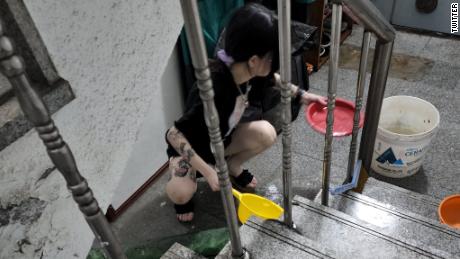 Seorang wanita menyekop air dari apartemen bawah tanah yang terendam banjir di Seoul, Korea Selatan, pada 10 Agustus.