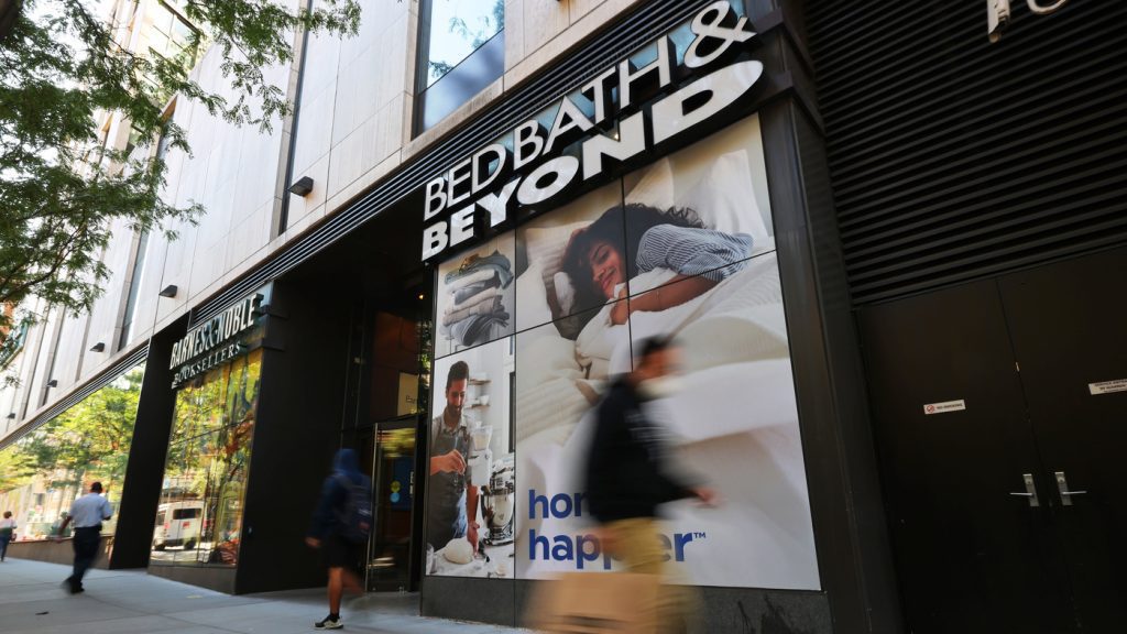 Bed Bath & Beyond akan menutup 150 toko dan memangkas 20% tenaga kerjanya: NPR