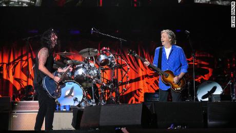 Grohl dan McCartney tampil di yang pertama dari dua penghargaan Hawkins. 