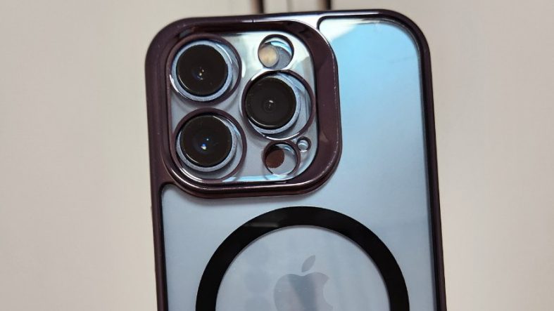 iPhone 13 Pro dalam casing iPhone 14 Pro