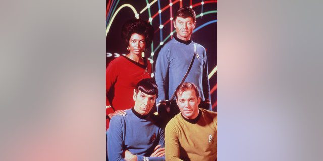 Searah jarum jam dari kiri atas: Nichelle Nichols, DeForest Kelley, William Shatner dan Leonard Nimoy dalam serial TV "Star Trek" sekitar tahun 1969.