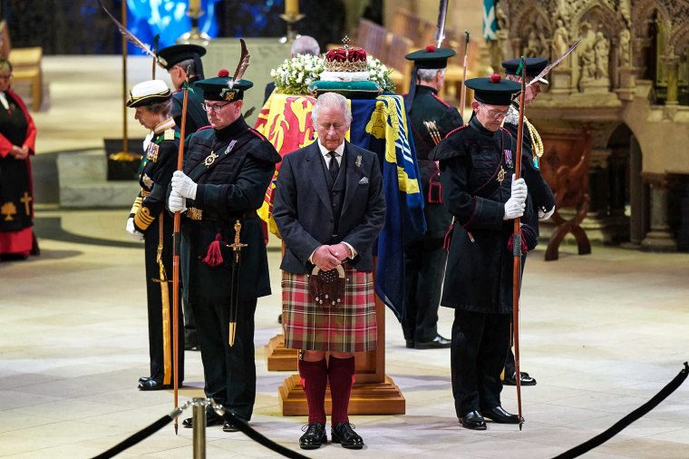 Foto: Raja Charles III dan anggota keluarga kerajaan lainnya mengadakan vigili di peti mati Ratu Elizabeth II di Katedral St Giles, Edinburgh, Skotlandia pada 12 September 2022.