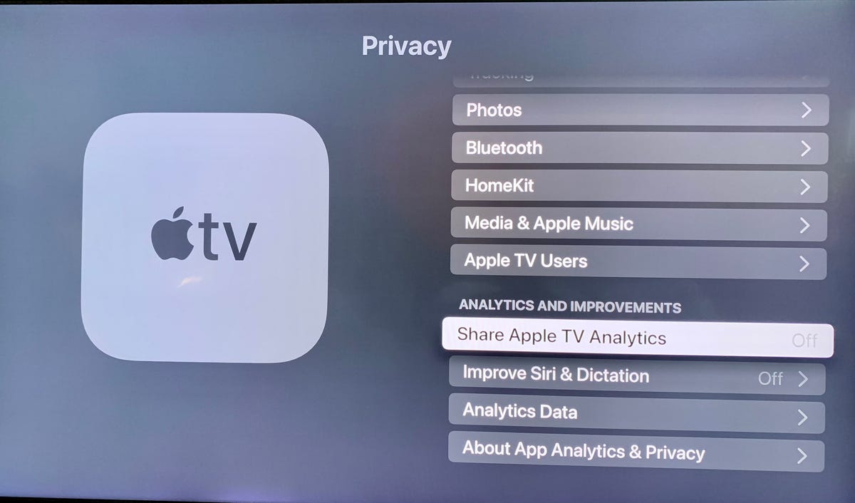 Pengaturan privasi Apple TV dengan Bagikan Apple TV Analytics disetel ke Nonaktif