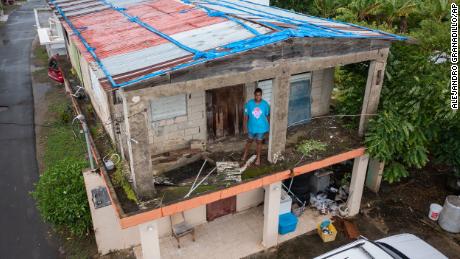 Getsabel Osorio berdiri di rumahnya yang dihancurkan oleh Badai Maria lima tahun lalu sebelum Fiona tiba di Luisa, Puerto Rico.