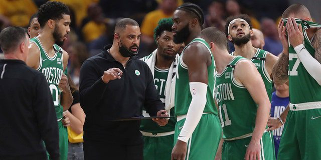 Pelatih Boston Celtics Amy Odoka, kiri tengah, berbicara dengan para pemain selama paruh pertama Game Dua Final NBA melawan Golden State Warriors di San Francisco, Minggu, 5 Juni 2022.