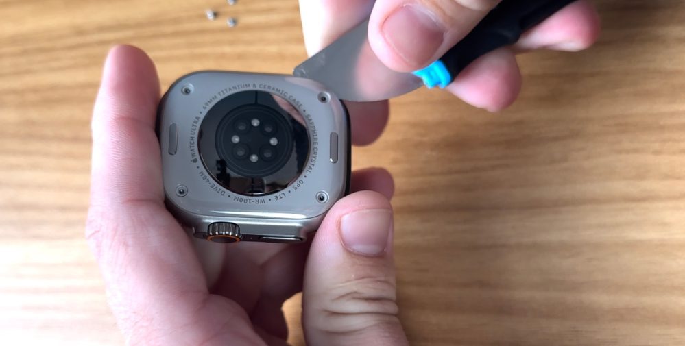 Menatap Apple Watch Ultra yang terbuka