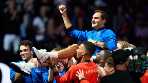 Roger Federer diangkat setelah pertandingan tenis Laver Cup. 