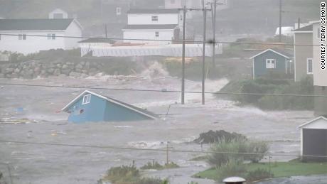 Air mengelilingi sebuah rumah yang runtuh di Channel Port, au Basque Country, Newfoundland, pada hari Sabtu. 