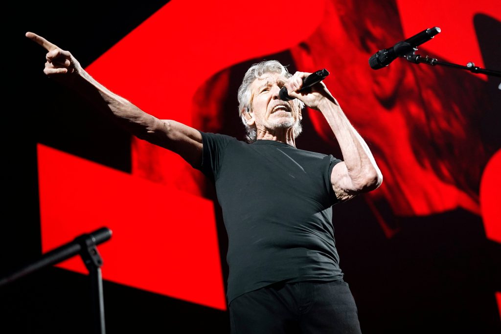 Pendiri Pink Floyd, Roger Waters, membatalkan konser di Polandia karena reaksi terhadap pandangan tentang perang Rusia di Ukraina