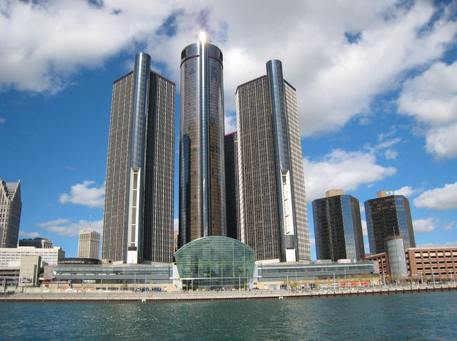 Renaissance Center, markas besar General Motors, berada di Sungai Detroit di pusat kota Detroit.