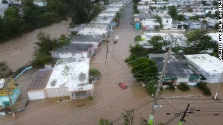 Mobil dan rumah terendam air di Puerto Rico, yang masih tertinggal tanpa listrik.