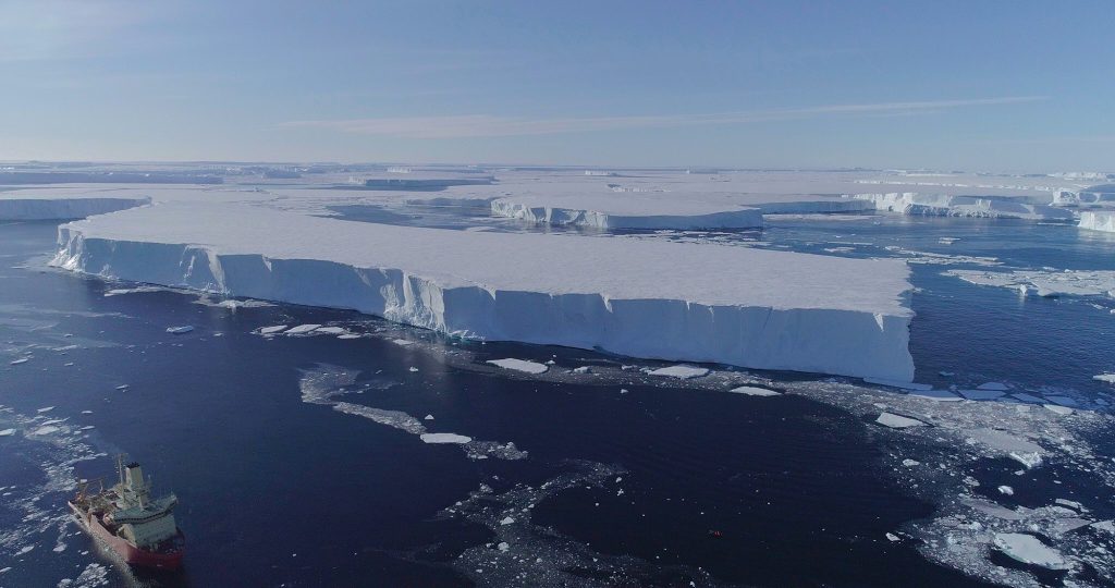 Menurut para ilmuwan, kemungkinan gletser akan jatuh ke laut dalam waktu tiga tahun.  