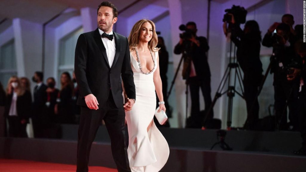 Jennifer Lopez dan Ben Affleck tidak membiarkan penyakit perut merusak hari besar mereka