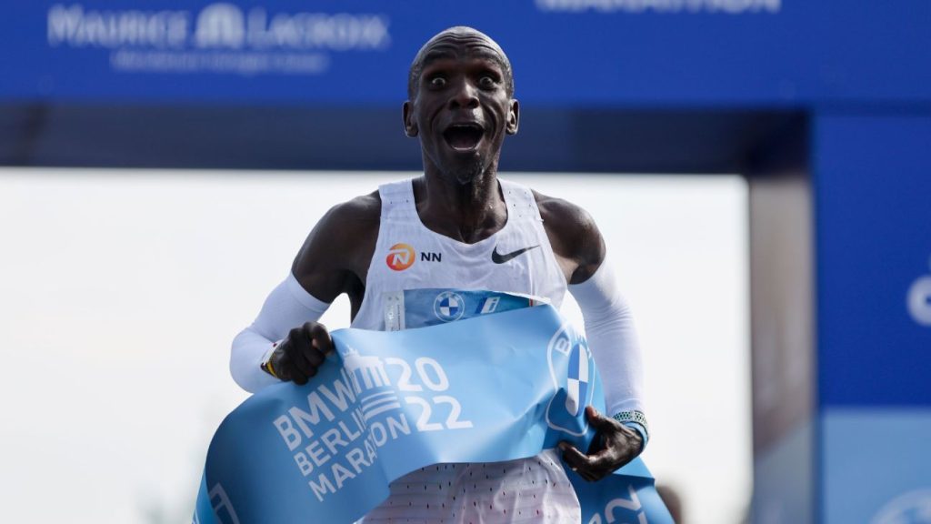Kenya Eliud Kipchoge memecahkan rekor dunia di Berlin Marathon 2:01:09