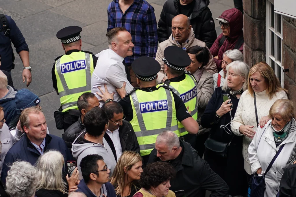 Polisi menangkap pengunjuk rasa anti-monarki di acara kerajaan di Inggris, Skotlandia