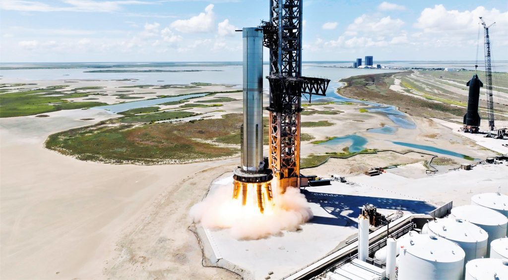 SpaceX memecahkan rekor untuk pengujian pesawat ruang angkasa, mengambil booster landasan peluncuran berikutnya