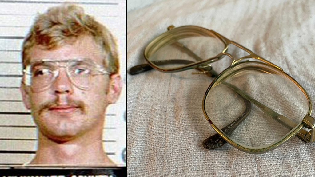 Kacamata penjara Jeffrey Dahmer dijual seharga $ 150.000