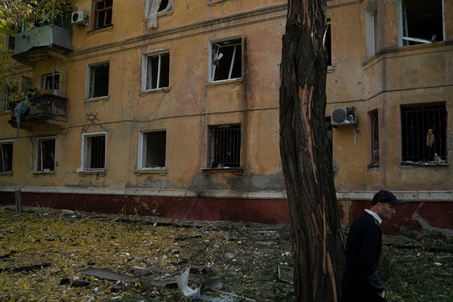 Seorang pria berjalan melewati gedung yang hancur setelah serangan Rusia di Kramatorsk, Ukraina, Kamis, 29 September 2022.