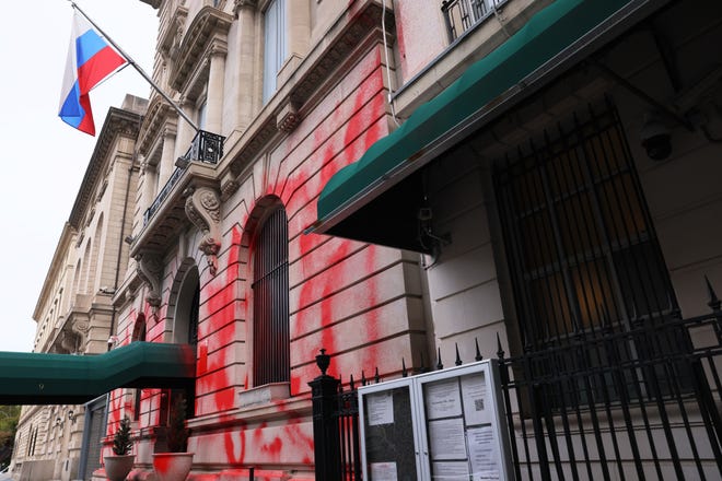 Cat merah terlihat menyebar di dinding Konsulat Rusia setelah dirusak pada 30 September 2022 di New York City.