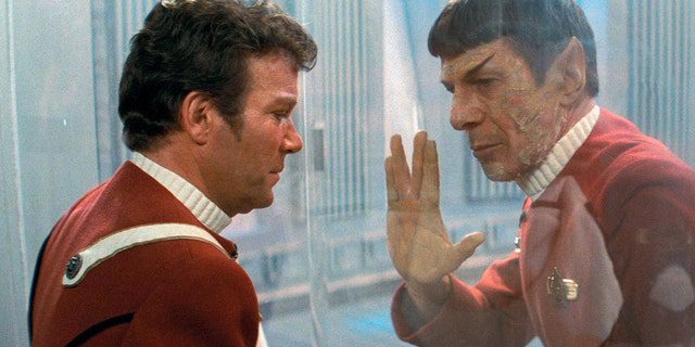 Leonard Nimoy (muncul di sini di Star Trek II: The Wrath of Khan dengan William Shatner pada tahun 1982) meninggal pada tahun 2015. Dia berusia 83 tahun.