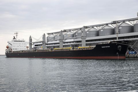 Sebuah kapal gandum menunggu di pelabuhan Odessa, Ukraina, pada 29 Juli. 