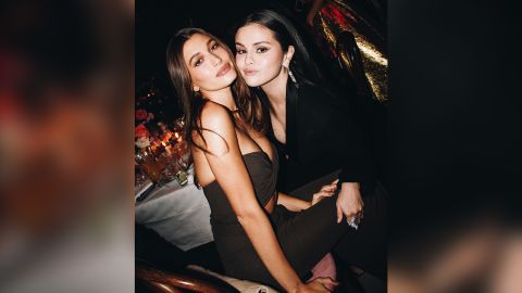 Hailey Bieber dan Selena Gomez berhasil meredakan rumor dan kebencian yang sudah lama beredar dengan berpose bersama di Academy Museum Gala 2022.