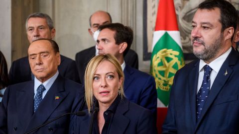 Silvio Berlusconi (kiri) dan Matteo Salvini (kanan) diharapkan menjadi bagian dari pemerintahan Meloni, yang akan menjadi salah satu pemerintahan paling sayap kanan dalam sejarah modern. 
