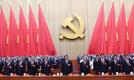 Xi Jinping, tengah, dan pejabat lainnya pada upacara penutupan