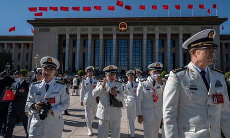 Delegasi militer Tiongkok di luar Aula Besar Rakyat setelah sesi penutupan Kongres Partai
