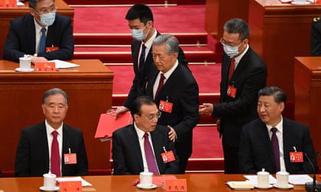 Presiden Tiongkok Xi Jinping (kanan) menyaksikan mantan Presiden Hu Jintao (tengah) menyentuh bahu Perdana Menteri Li Keqiang (kedua dari kiri) saat meninggalkan upacara penutupan Kongres ke-20 Partai Komunis Tiongkok di Aula Besar Rakyat .