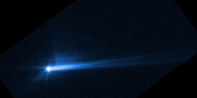 Gambar-gambar ini dari Teleskop Luar Angkasa Hubble NASA pada 8 Oktober 2022 menunjukkan puing-puing berserakan dari permukaan Demorphos 285 jam setelah asteroid itu sengaja bertabrakan dengan pesawat ruang angkasa Dart NASA pada 26 September. 