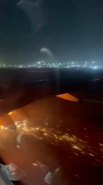 Pesawat lepas landas di bandara Delhi sebelum terbakar.