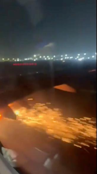 Pesawat lepas landas di bandara Delhi sebelum terbakar.