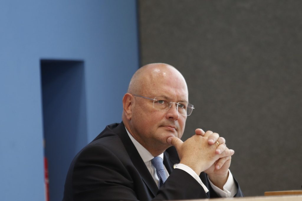 Jerman memecat kepala internet Arne Schönbaum, yang dituduh memiliki hubungan dengan Rusia