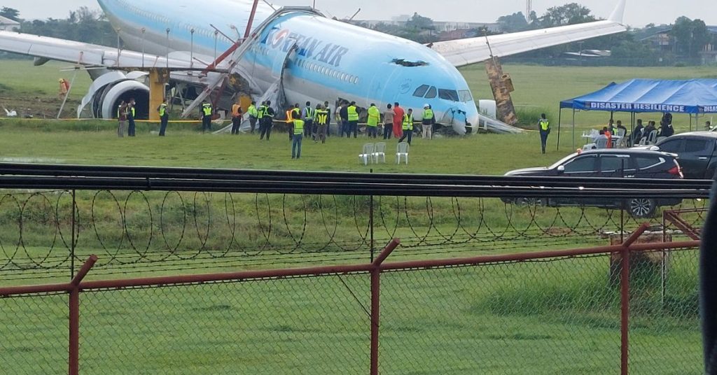 Korean Air mengatakan pesawatnya menabrak landasan pacu di Filipina, dan tidak ada cedera yang dilaporkan