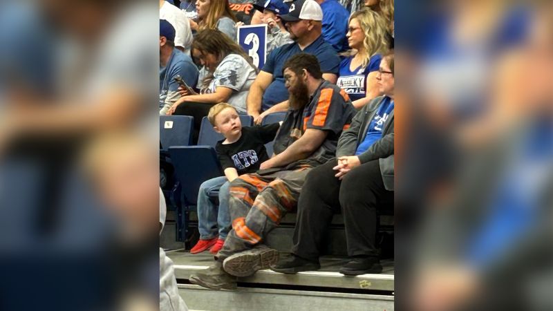 Pelatih Kentucky Wildcats John Calipari membagikan foto seorang penambang batu bara yang bergegas pulang kerja untuk menghadiri pertandingan pertama putranya—dan mengundang keluarganya ke Lexington untuk bermain.