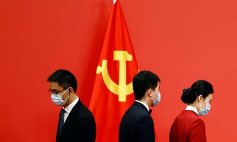 Staf mempersiapkan podium sebelum anggota Komite Tetap Politbiro bertemu dengan media setelah Kongres Nasional ke-20 Partai Komunis China, di Aula Besar Rakyat di Beijing.