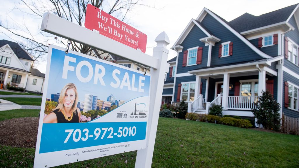 Permintaan hipotek dari pembeli rumah hampir setengah dari permintaan pada tahun 2021