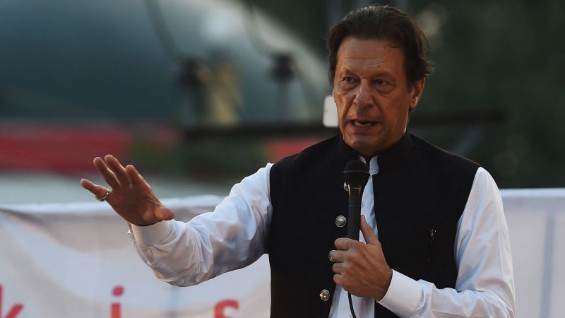Imran Khan: Mantan Perdana Menteri Pakistan ditembak mati dalam upaya pembunuhan di sebuah rapat umum