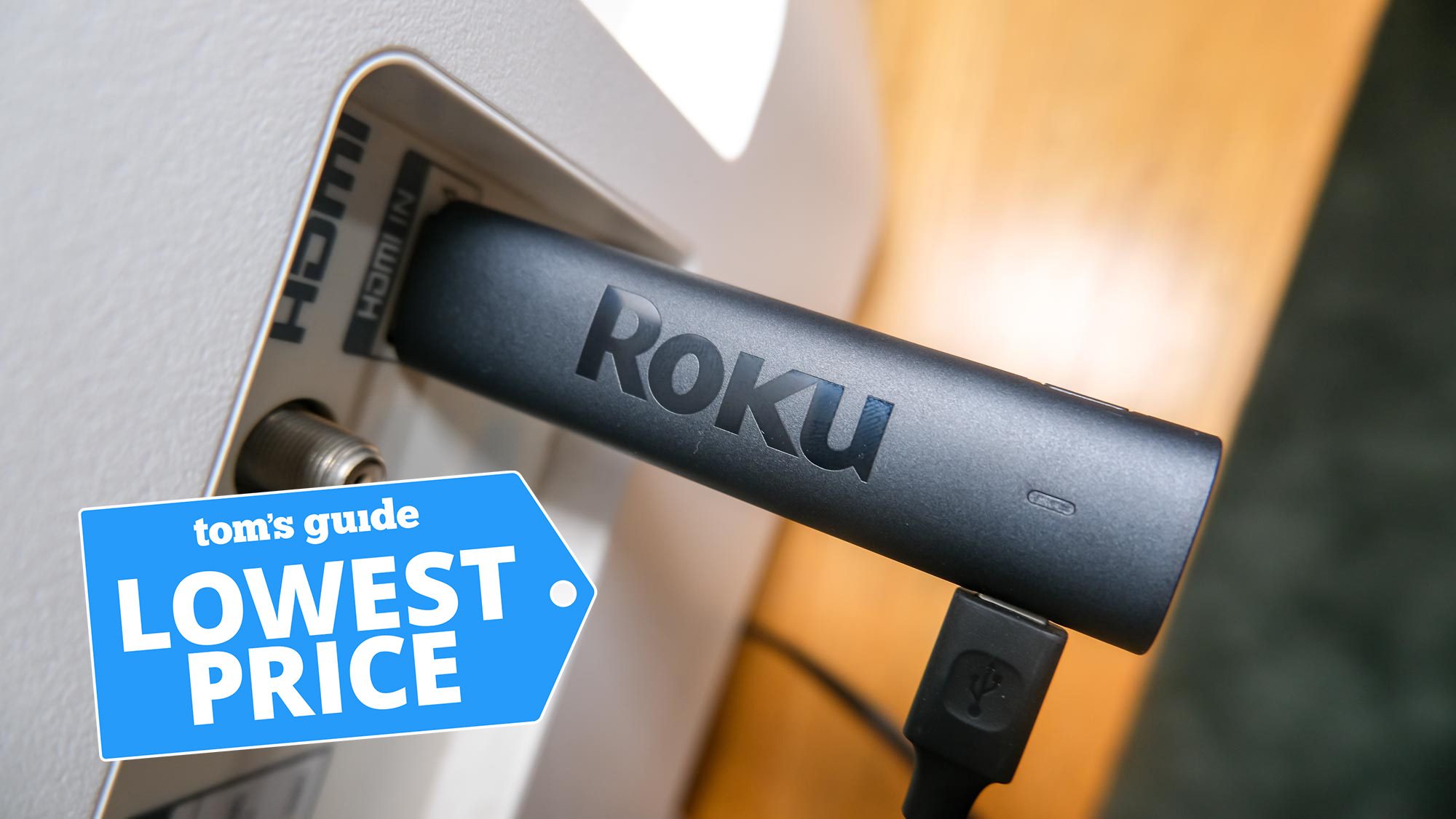 Roku Streaming Stick 4K dicolokkan ke port HDMI dengan grafik Harga Terendah Tom's Guide di atasnya
