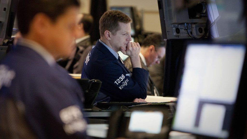 Dow berjangka turun 300 poin karena suku bunga naik, meningkatkan kekhawatiran tentang resesi
