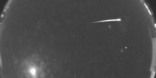 Pada pukul 1:45 GMT pada 17 November, All Sky Camera NASA di New Mexico State University menangkap gambar meteor Leonid yang melesat melintasi langit.