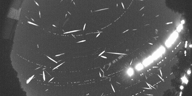 Lebih dari 100 meteor terekam dalam gambar gabungan ini yang diambil selama puncak hujan meteor Geminid pada tahun 2014. 