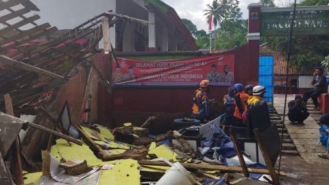Pekerja memeriksa sekolah yang rusak akibat gempa di Cianjur, Jawa Barat.