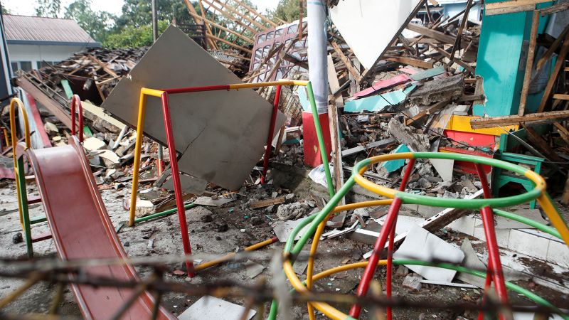Gempa bumi Indonesia: pencarian sedang dilakukan saat gempa berkekuatan 5,6 menewaskan puluhan orang di Jawa Barat