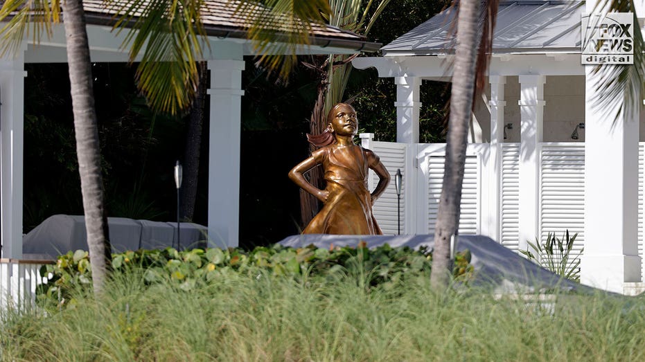 Patung seorang gadis pemberani yang menghadap Samudera Atlantik